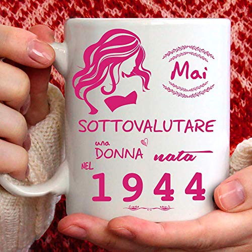 Taza 1944 cumpleaños Mujer 77 años Idea regalo Nunca subestimar una mujer nacida en 1944