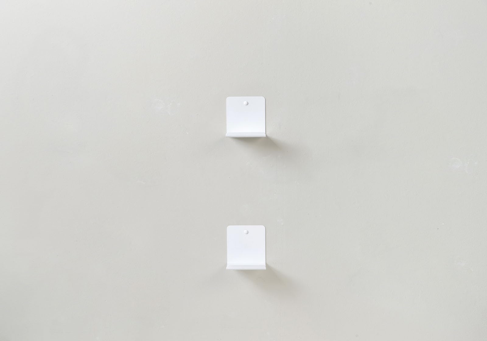 TEEbooks - Lot de 2 Serre-Livres Muraux Invisibles 12 x 12 cm Blanc | Cale Livres Design en Métal | Support Livre pour Bibliothèque et Étagère | Fixation Murale Discrète | Fabriqué en Italie