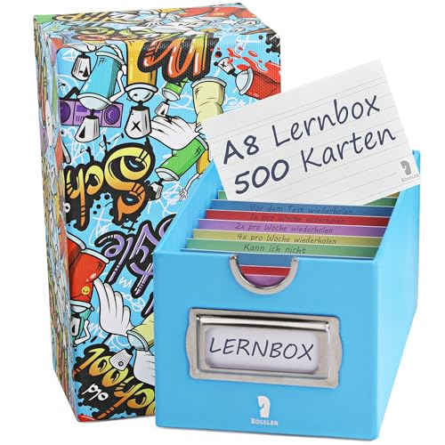 RÖSSLER Karteikarten Box A8 | Karteikasten zum lernen von Vokabeln - 500 Karteikarten + 10 Trennkarten | Mit Edelstahl Beschriftungsrahmen Girffring & linierten 200g/m2 Lernkarten (Grafitti)