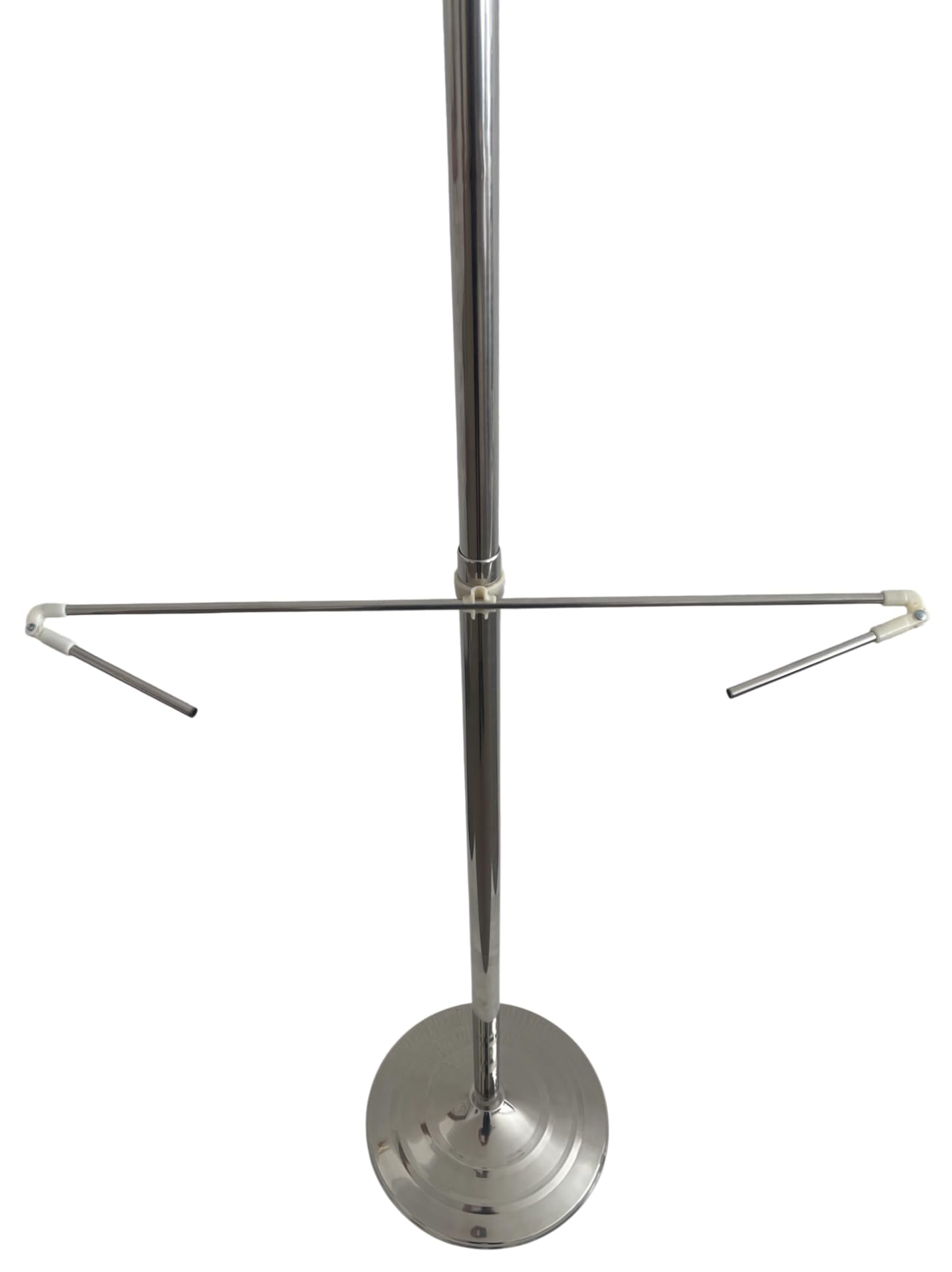 Base per bandiera con asta e spalmatore in acciaio inox finitura argento. Peso del piede 1,2 kg. Asta con punta a lancia. Altezza max. 250 cm. Ideale per bandiere interne, uffici e sale riunioni