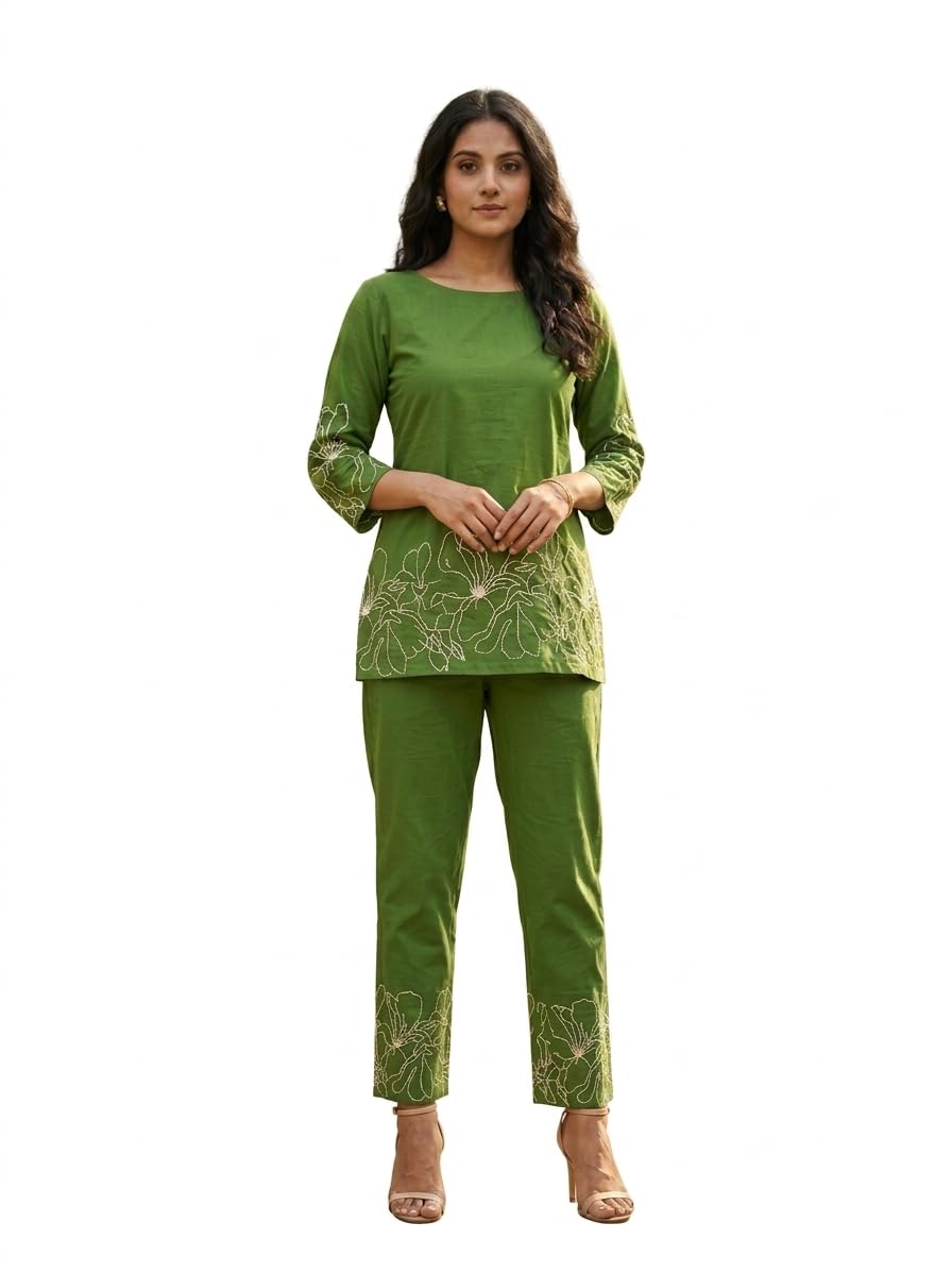 This stylish emerald green co-ord set features a chic round neckline and long sleeve.-image-45