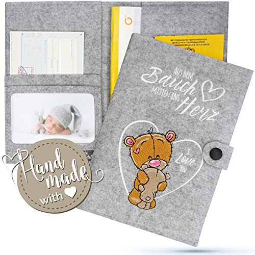 Emadele U-Heft Schutzhülle 'Aus dem Bauch mitten ins Herz' Hellgrau aus Filz Handmade. Kinder-Untersuchungsheft Hülle für Impfpass – Ansicht 1