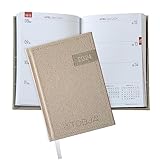 Praktische Extras: Gummibandverschluss und Lesebändchen für einfache Handhabung. Kalender A6