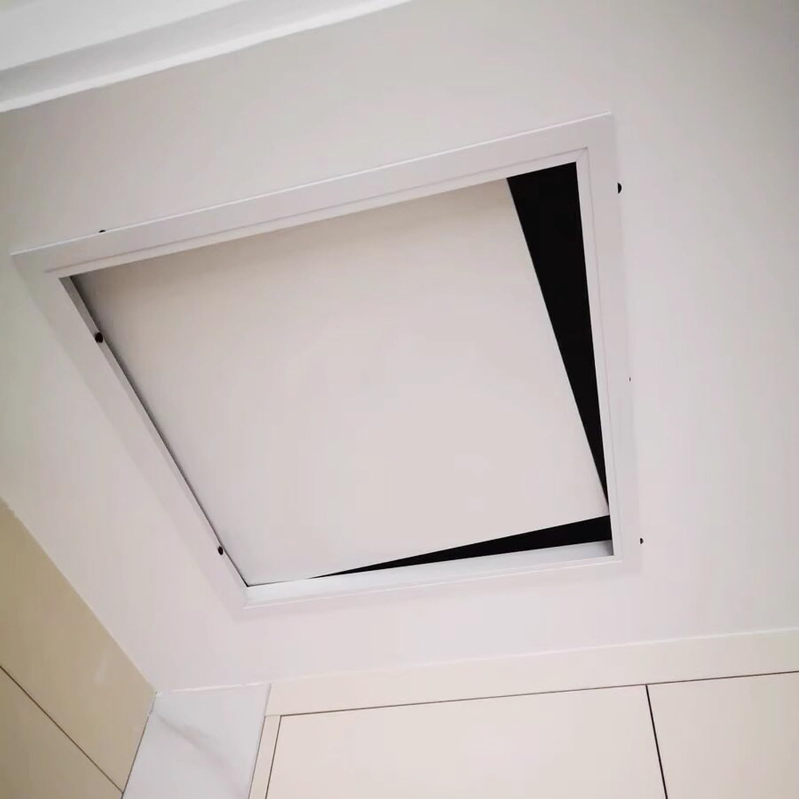 Puerta de acceso al techo duradera de aluminio que facilita el mantenimiento de tuberías