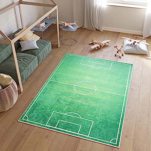 TAPISO Emma Teppich Waschbar bei 30 Grad Fußball Rasen Fußbalplatz bedruckter Kinderteppich...