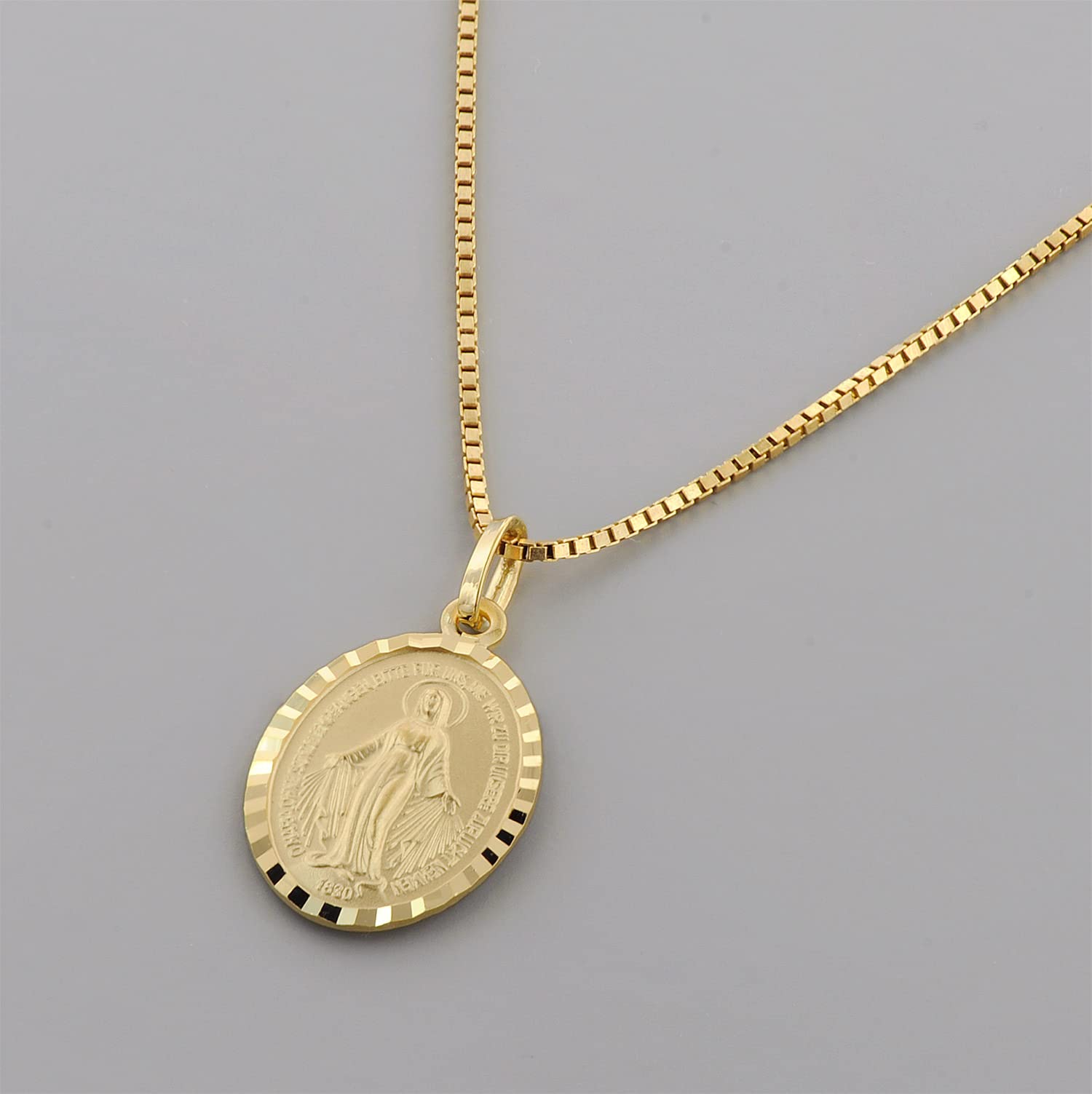 trendor Milagrosa Anhänger Gold 333 (8 Kt) mit Vergoldeter Silberkette | zauberhafter Halsschmuck für Damen, Abbild der Mutter Jesu, Echtgold Anhänger,