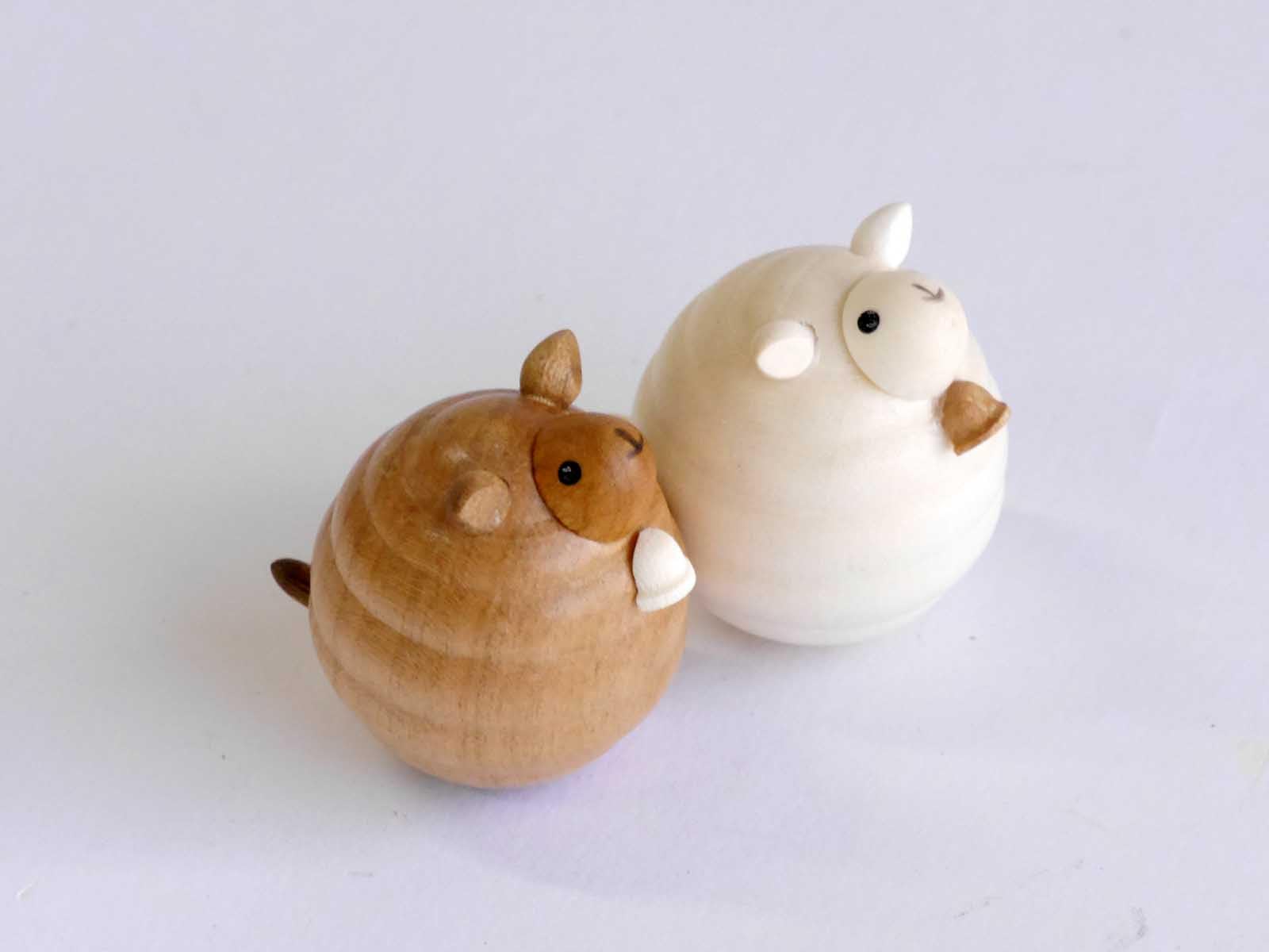 Amazon.co.jp: 干支置物 羊 起き上がりこぼしセット高級銘木台付