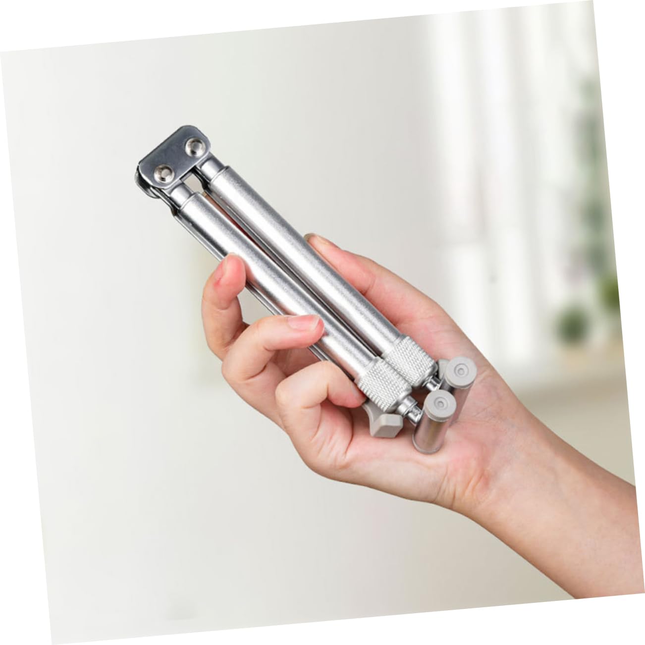Supporto per Laptop Stabile Argento Struttura Triangolare Portatile senza Vibrazioni Regolabile in Lega di Alluminio e Fondo Traforato per Raffreddamento Durante la Digitazione