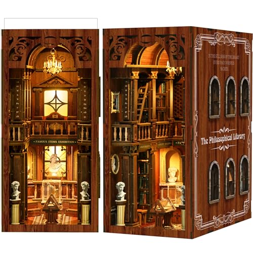 KIT DIORAMA PER SUPPORTO DI LIBRI BIBLIOTECA FILOSOFICA - Immersiti in un regno erudito vintage elegante con questo kit DIY. Presenta scene multinivele (busti classici, vetrine di cristallo, lampadari, architettura arcoata), dettagli accademici intricati. Realizzato in legno massiccio, le parti meticolosamente progettate si adattano perfettamente, formant un mini - santuario intellettuale vivace che fonda eleganza retro e piacere dell’assemblaggio.