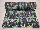 Las costuras Kantha también se utilizan para hacer edredones simples, comúnmente conocidos como edredones Kantha. Las mujeres en bengala suelen usar saris viejos y tela y las capas con costuras kantha para hacer una manta ligera, manta o cubrecamas