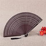 Fabriqué en tissu et en tissu. cadre en plastique, il présente des motifs de roses scintillantes et une bordure en dentelle