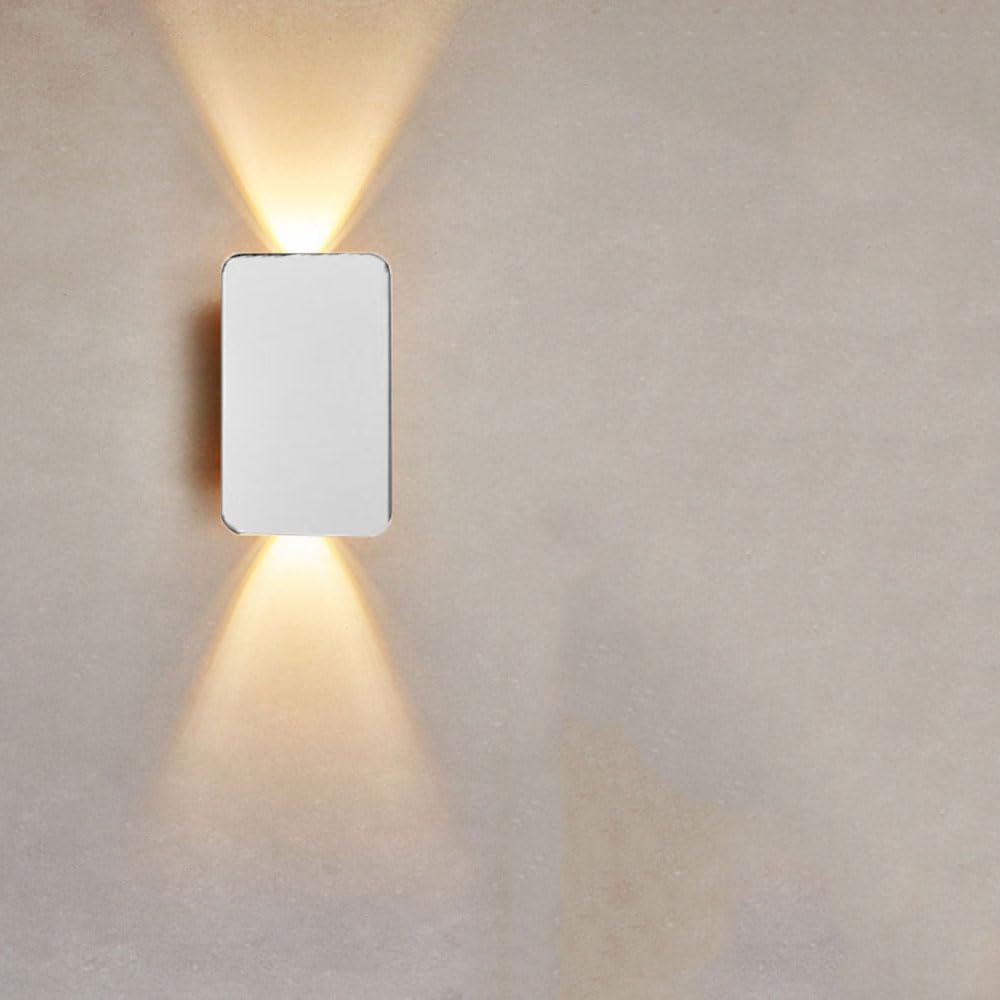 Aplique de pared vertical para un dormitorio moderno y acogedor con luz neutra