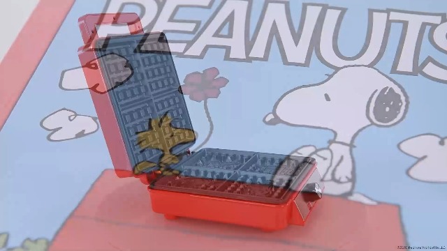 Amazon.com: Uncanny Brands Peanuts Deluxe Waffler - Peanuts Iconic