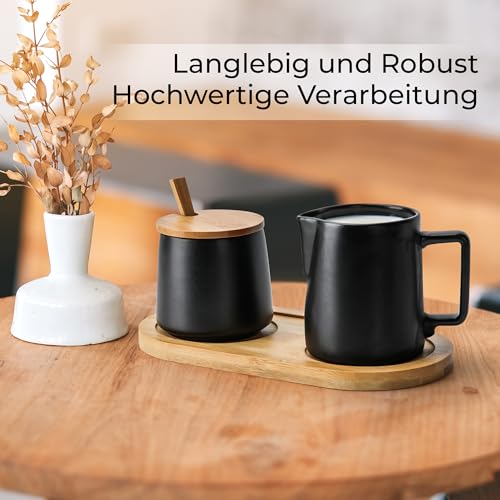 MIAMIO - Milch und Zucker Set mit Deckel und Löffel/Keramik Milchkännchen mit Holz Tablett - Mikrowellen- und Spülmaschinenfest (Schwarz)
