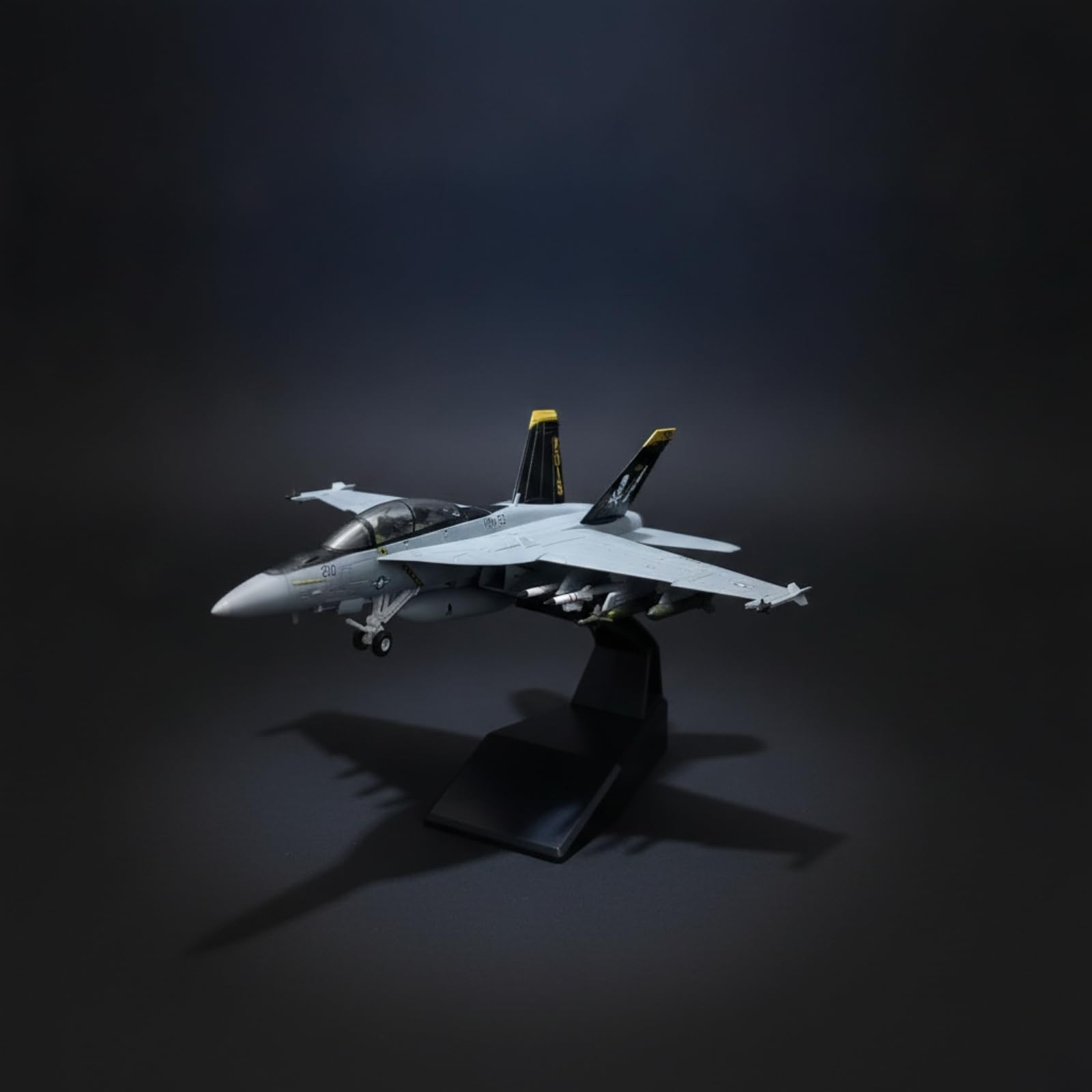 harayaa Modello Aereo da Caccia Aereo Militare Modellino da Collezione Statico in Lega Metallo Finitura Carrello di Atterraggio Dettagliato con Base da Tavolo, 1/100 F/A-18 Bounty Hunters