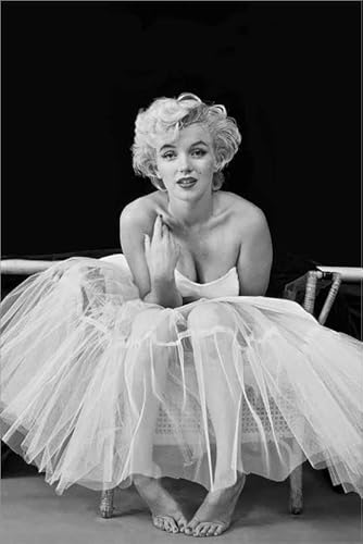Posterlounge Marilyn Monroe im Tutu Leinwandbild von Celebrity Collection Wandbilder für jeden Raum 20 x 30 cm Schwarz-Weiß Weihnachten Wanddeko Cover