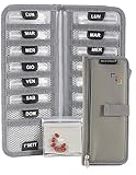 💊 COMPACTO Y LIGERO Nuestro organizador medicamentos semanal te ocupará muy poco espacio cuando quieras llevarlo contigo durante el día a día, al trabajo, al gimnasio o de viaje en tu bolso, cartera, mochila o maleta.