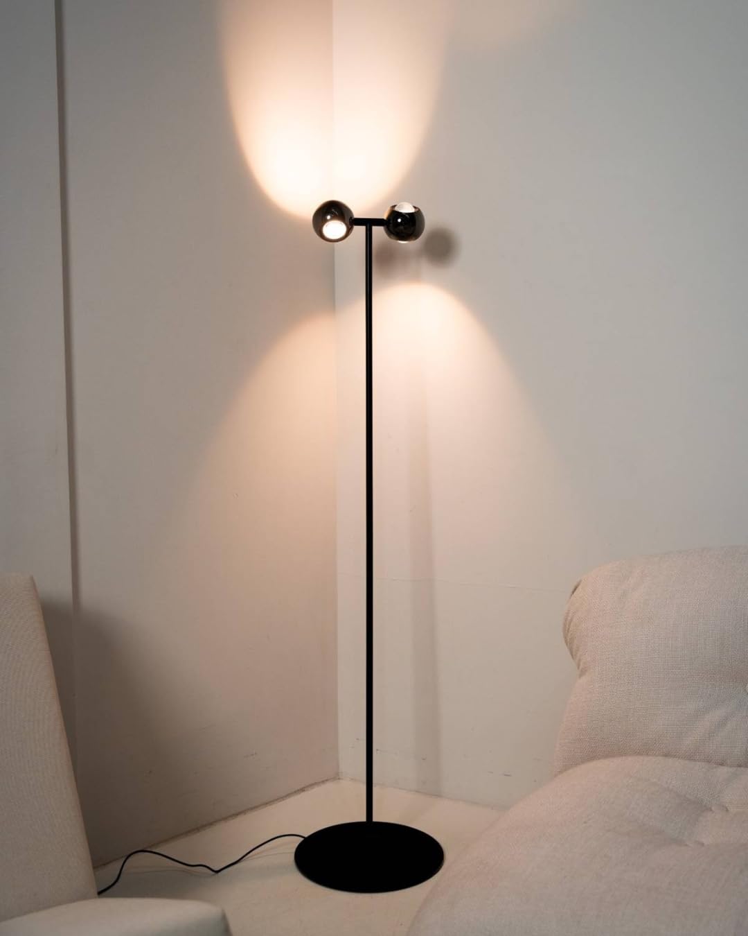 NEONA ALTOS LED Stehleuchte Chrom dimmbar mit Fernbedienung – Stehlampe mit doppelseitigem Lichtaustritt, warmweiß 2700K, 2210 Lumen, 131 cm, Memory-Funktion, 3 Jahre Garantie (Schwarz Chrom)