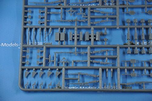 Master Box German Infantry ON The March, WW II ERA 6 Figures 1/35 35137