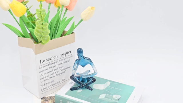 Estatua de Mujer Lectora de Resina Azul Translúcida miniatura 7