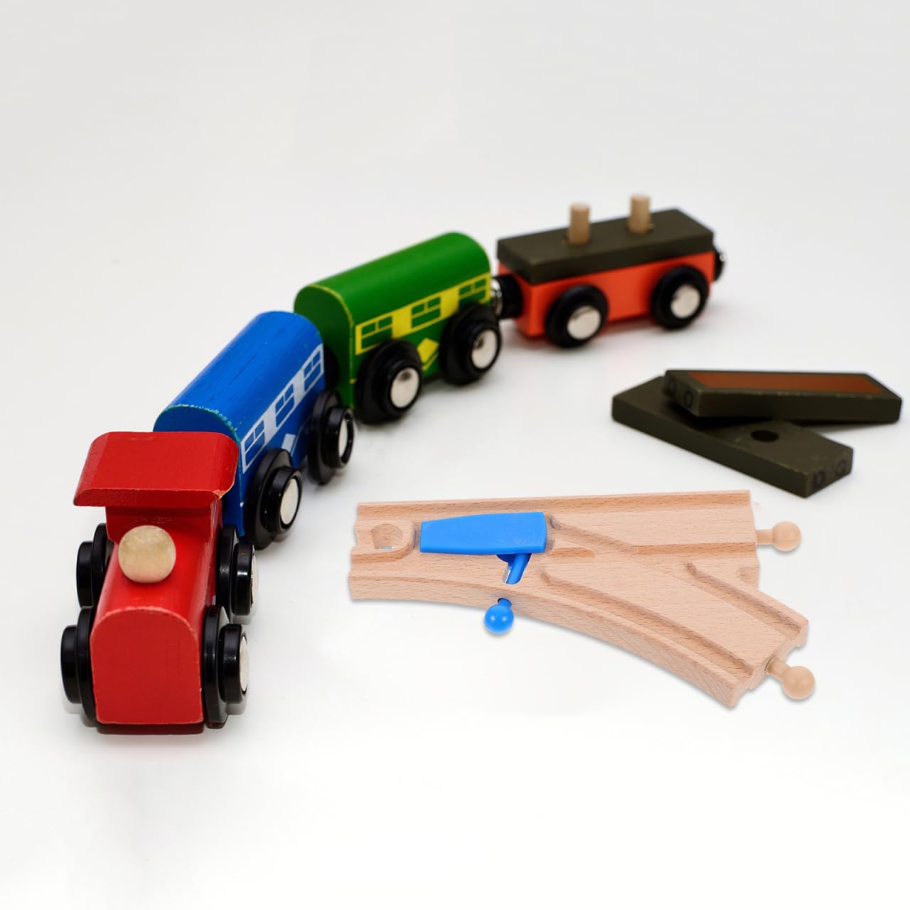 Wooden Train Track, 2pcs Wooden Railway Intersections Switch Track Accessories Toy Train Set Turntable Rail Station Accessory Educational Fun for Kids