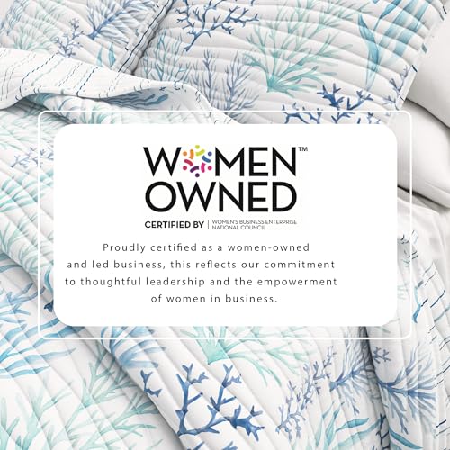 Image of Great Bay Home Coastal Quilt Set - 3-Piece Full /Queen Size Nautical Bedding Set - Lightweight, All-Season, Reversible Bedspread (Watercolor Coral)