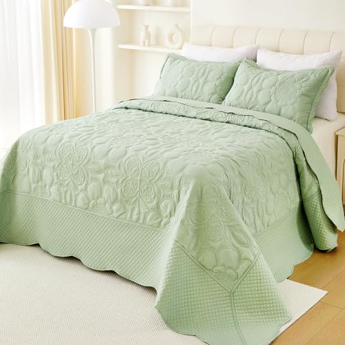 Image of EVENHUG Oversized King Quilt California King Size Lightweight Bedding Set Reversible Bedspread Coverlets for All Seasons 3 Piece (Sage Green 120 inchx128 inch)