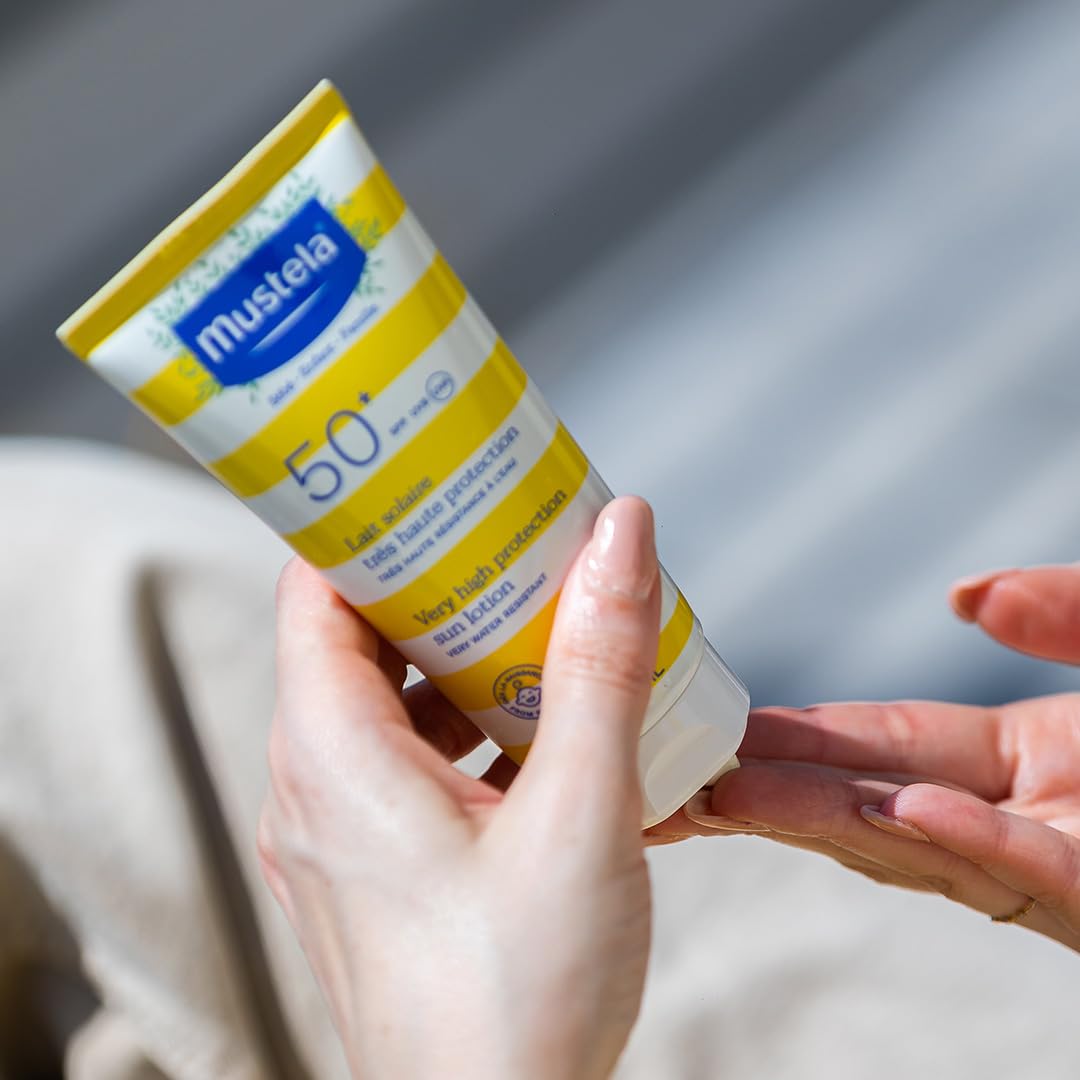Mustela Latte Solare Spf 50, Viso, Corpo, Con Perseose di Avocado, Neonati, Bambini, Tutta la Famiglia, Adatto in Gravidanza - Protezione Molto Alta dai Raggi UVB e UVA (100ml)
