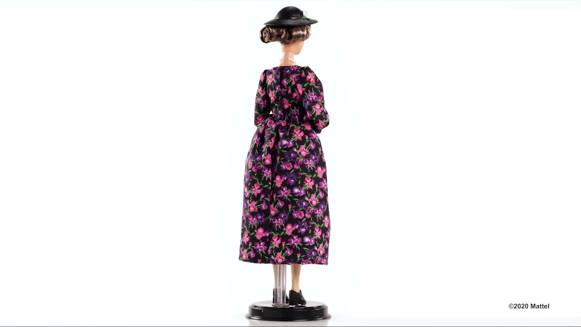 Barbie GTJ79 - Inspiring Women Eleanor Roosevelt Puppe (ca. 30 cm groß) mit geblümten Kleid, Puppenständer und Echtheitszertifikat, Geschenk für Kinder und Sammler – Bild 7