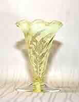 Amazon.co.jp: イギリスアンティーク ウランガラス 乳白ウラン色