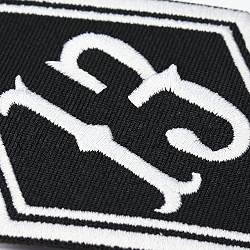 Toppa a forma di rombo, con numero 13, logo club