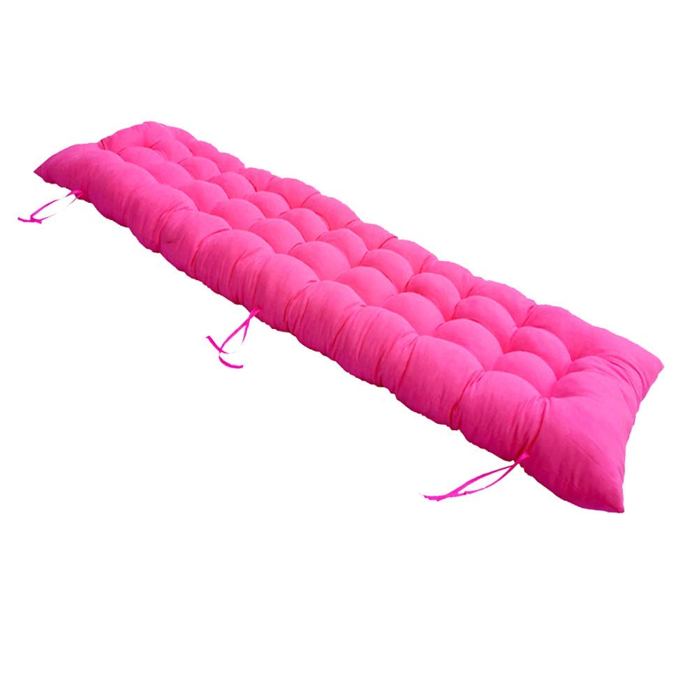 Chaise de jardin en plein air sublimée par ce grand coussin de banc confortable et épais