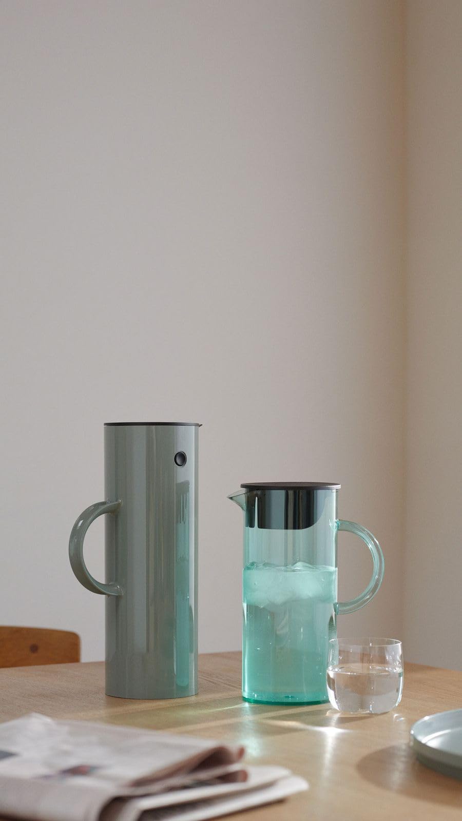 Stelton Water jug EM77 - fridge jug with lid, handle, ice cube filter - modern carafe - plastic container for serving cold drinks, fruit juice and punch - 1.5 liters, saffron yellow