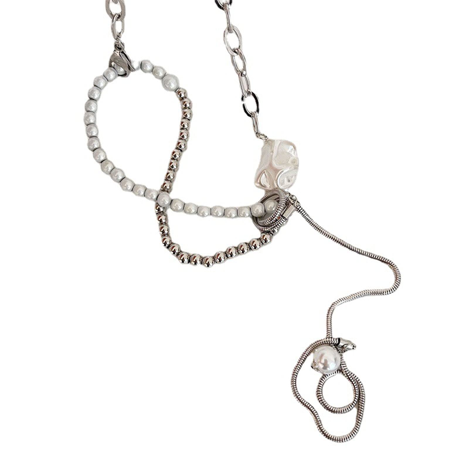 Grand collier de perles asymétrique à forte réflexion lumineuse et design couture épuré