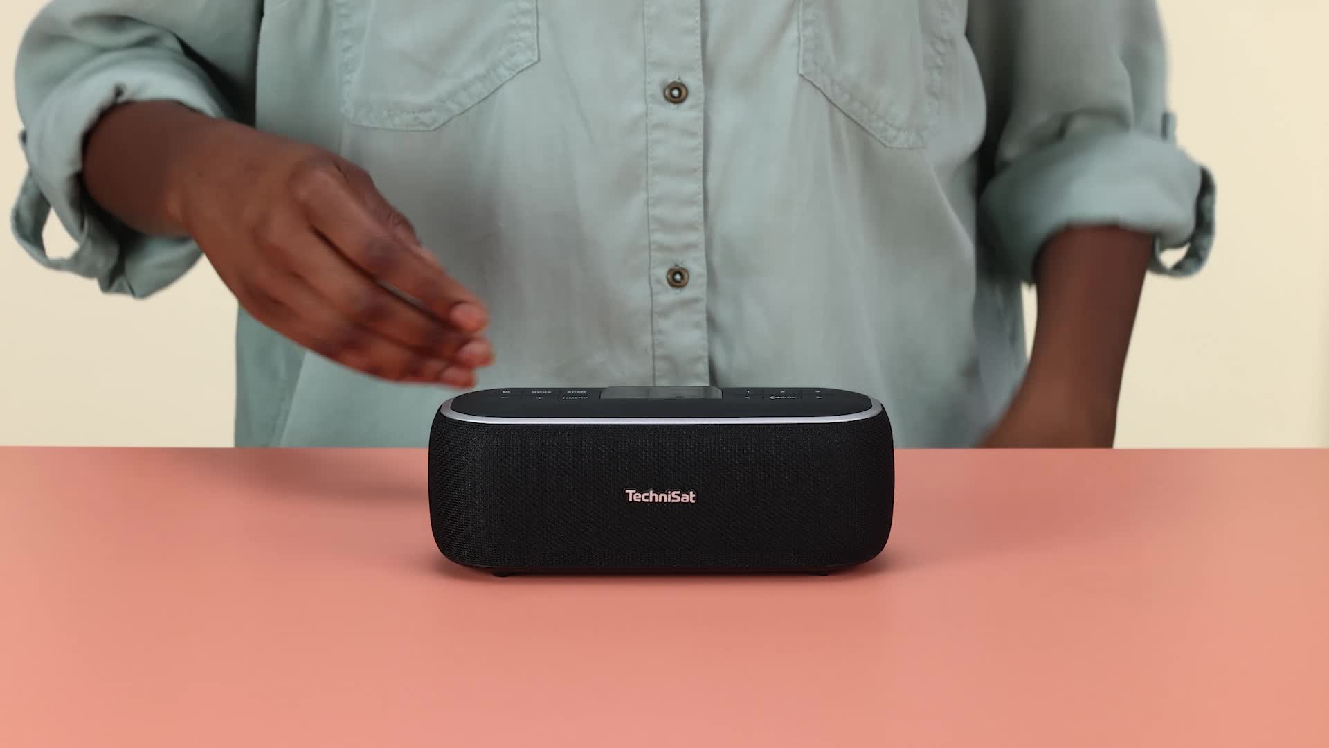 TechniSat Viola CR 1 - Dab Radio-réveil avec Chargement sans Fil (Dab, FM, Deux alarmes, Snooze, Mise en Veille, Fonction de Charge USB, Prise Casque, 3,3 W, écran 3,5, Bloc d'alimentation) Noir