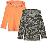 Eine Mischung aus einfarbigen und bedruckten Oberteilen macht dieses Set zu einem vielseitigen Alltagsstil.