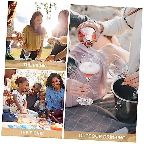 Table de pique-nique stable finis les verres renversés dans l'herbe
