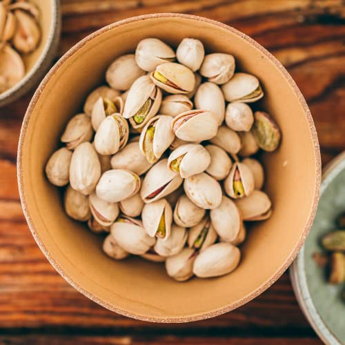 Seeberger Pistazien geröstet & gesalzen, Knackige Pistazienkerne aus Kalifornien feinstens veredelt - intensiv-nussiges Aroma - mit Schale, vegan (1 x 375 g)