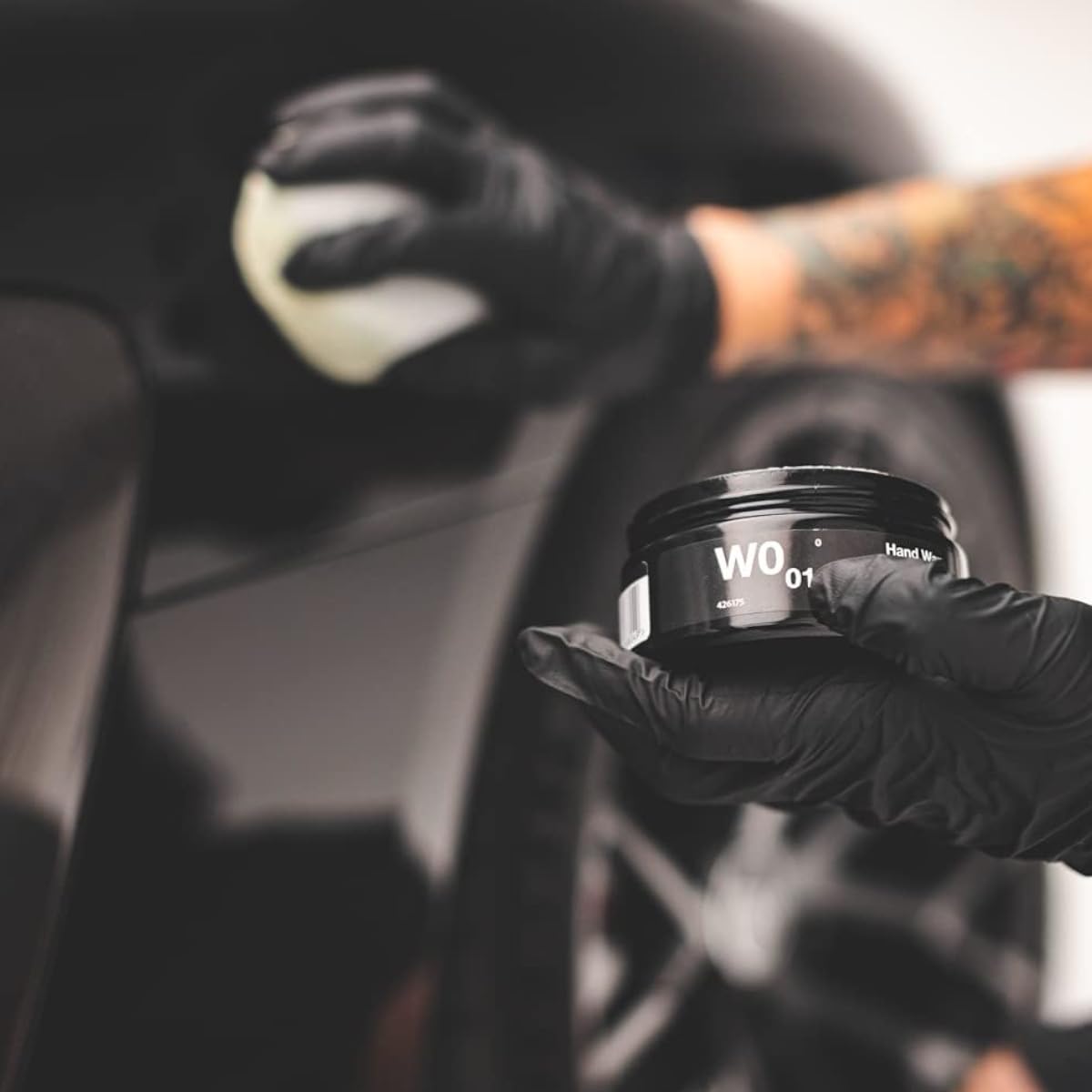 Koch Chemie Hand Wax W0.01 High End Autowachs Versiegelung Set | Lackschutz Autowachs | wasserabweisende Lackvesiegelung mit 1 Mikrofaser Poliertuch & 1 Mikrofaser Applikator