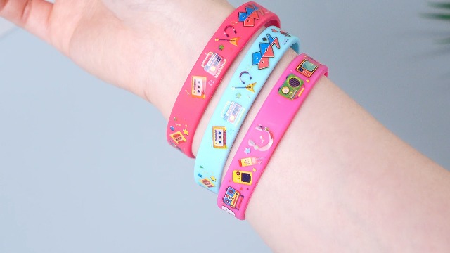 24Pcs Hip Hop Silicone Bracelets - Notorious Party Favors For 80s 90s Theme