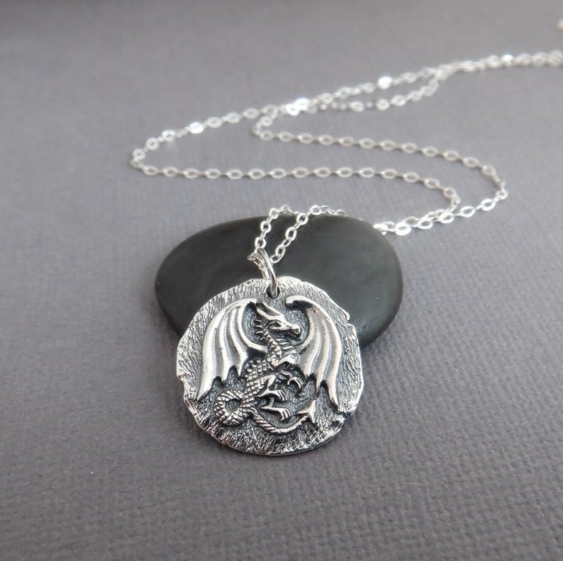 Amuleto de dragón protector en plata de ley un regalo con significado 3