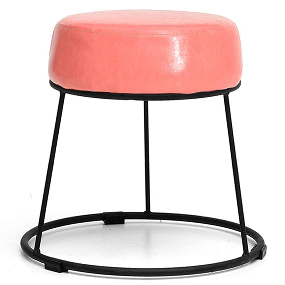 Repose-pieds en cuir rose pour créer un coin lecture cosy
