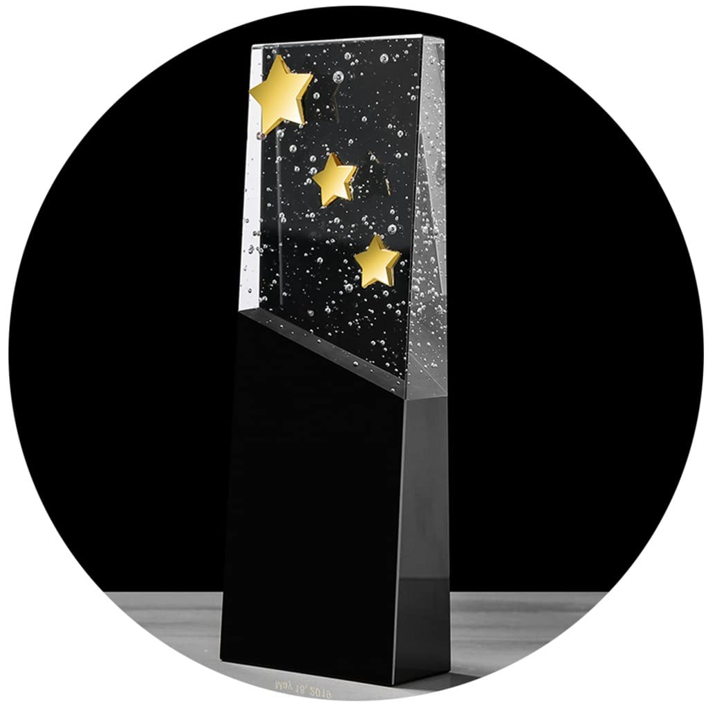 Trofeos, medallas y premios Mano Que Sostiene El Trofeo De Cristal Trofeo Transparente De Cinco Estrellas. Trofeo Ganador del Concurso De Obras De Rendimiento De La Empresa Trofeo De La Ceremonia