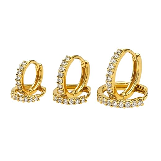 Kit Brincos 3 Furos Argolas Douradas Cravejadas em Zircônias Tradicionais Folheadas a Ouro com Fechos Tipo Click de 3 Tamanhos, Pequeno, Médio e Grande Meninas Mulheres Feminino Conjunto, Presente Fiminino, Mães, Esposa, Namorada, Para mulheres de Bom Gosto.