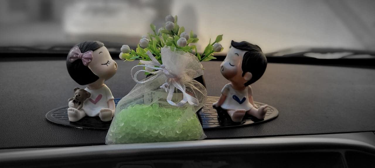 MOTOZOOP ® Resin Cute Couple with Anti Slip Pad and Flower Pot with Orange Car Perfume (White, Standard).