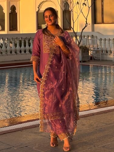 Image of VredeVogel Women's Silk Blend Embroidered Kurta with Pant & Silk Chiffon Dupatta Set