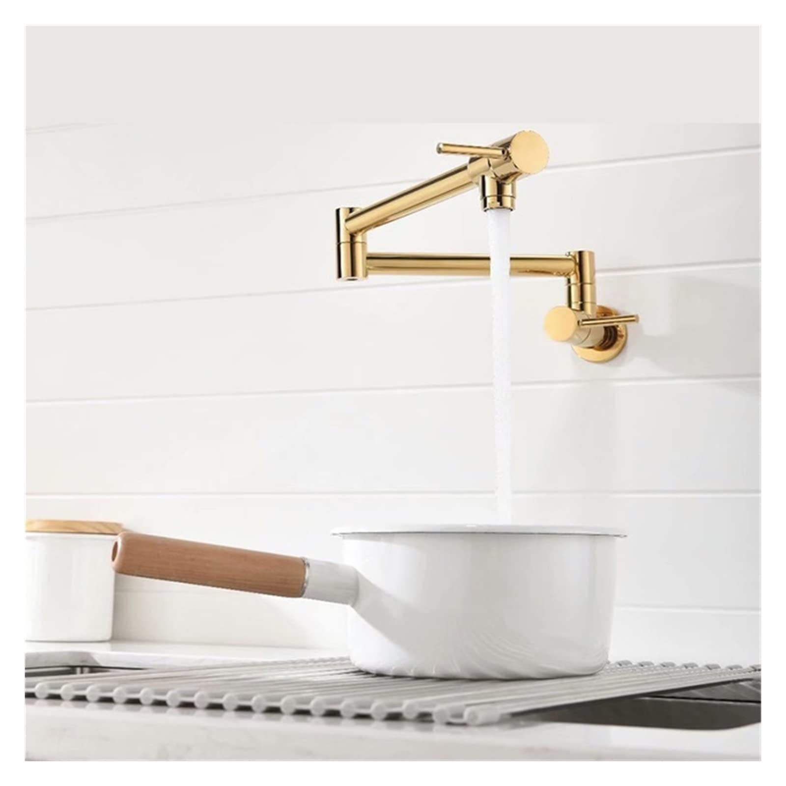 Grifo montado en la pared de latón giratorio color oro para lavabo de baño