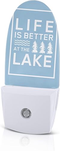 Life is Better at The Lake - Luz nocturna LED enchufable, luz nocturna artística azul y blanca con sensor de atardecer a amanecer, luz nocturna disponible en Yaxa Venezuela