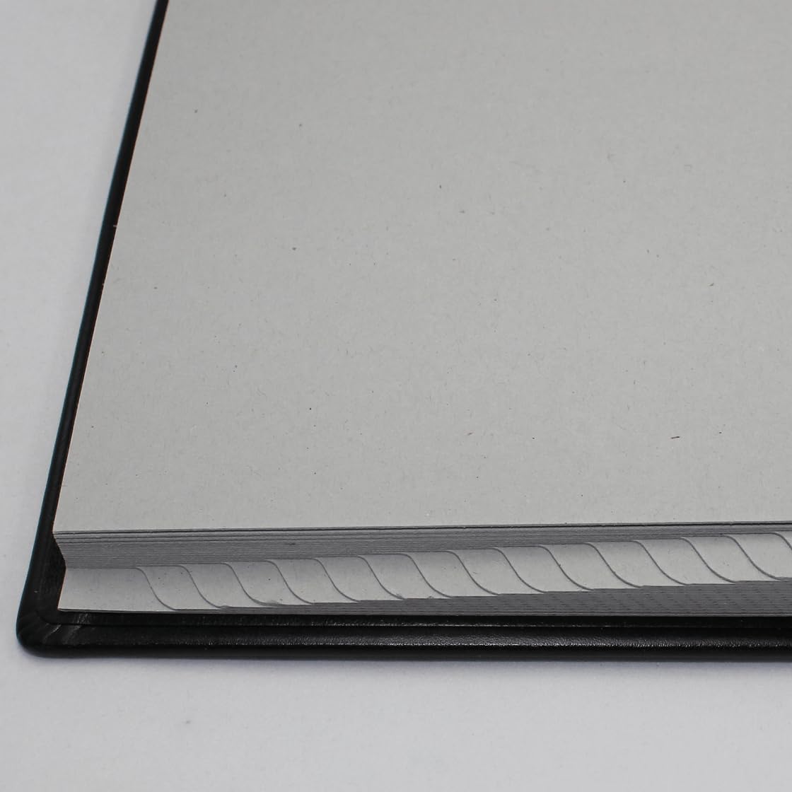 Unterschriftenmappe aus glattem Vollrindleder in Schwarz, Softcover, dehnbarer Rücken, 20 Register-Trennblätter aus stabiler grauer Kartonage, Aufnahme von DIN A4, Prägungen auf Anfrage