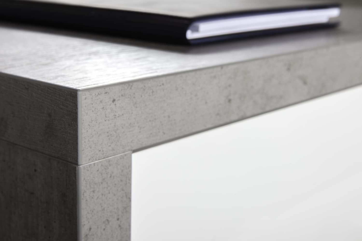 Composad | Scrivania della Linea PRATICO con 3 Cassetti e 2 Vani, Scrivania Angolare con Libreria e Cassetti, (LxAxP) 140x74,20x150 cm, Colore Cemento e Bianco Laccato, Made in Italy